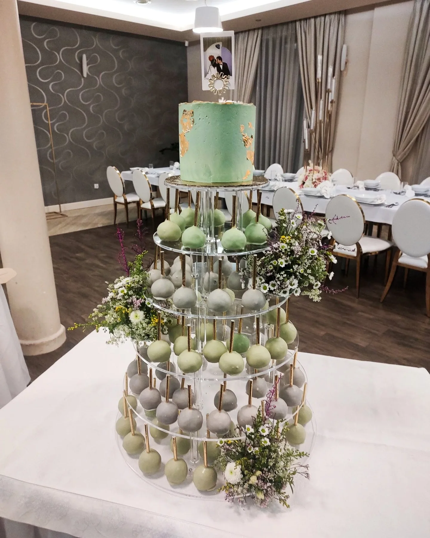 Tort okolicznościowy MONO z cake popsami